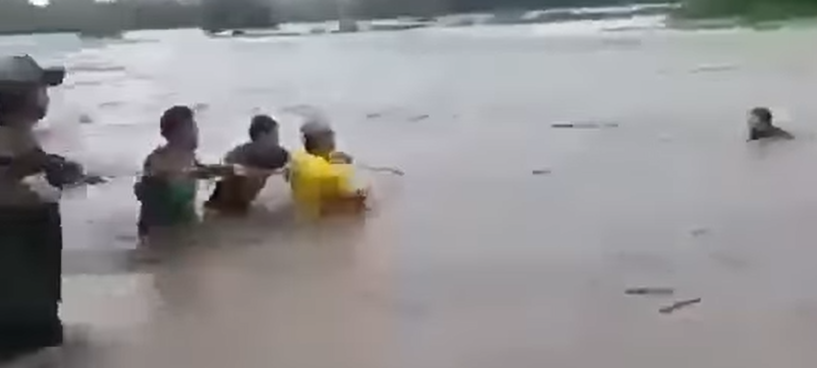 Lalaking tinangay ng malakas na agos ng tubig dahil sa bagyong Nando, nailigtas sa Ilocos Sur